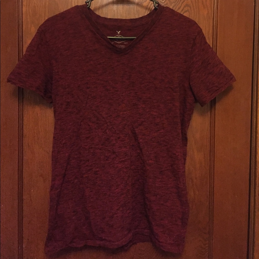 Men’s American Eagle burgundy tee shirt